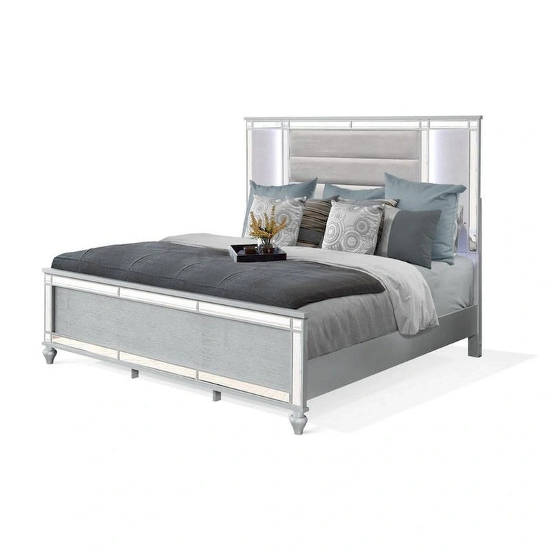 Kingsize bed met LED hoofdbord, spiegelafwerking en zilveren fluwelen gecapitonneerde details