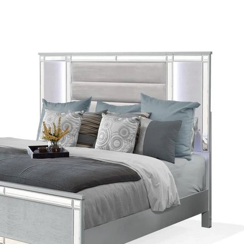 Kingsize bed met LED hoofdbord, spiegelafwerking en zilveren fluwelen gecapitonneerde details